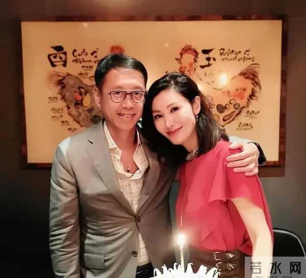 李嘉欣晒与老公合照，庆祝结婚17周年，戴了老铺10W的黄金手镯