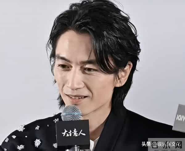 男人别太瘦！38岁陈晓现身活动，脸颊凹陷、眼纹密布不敢认！