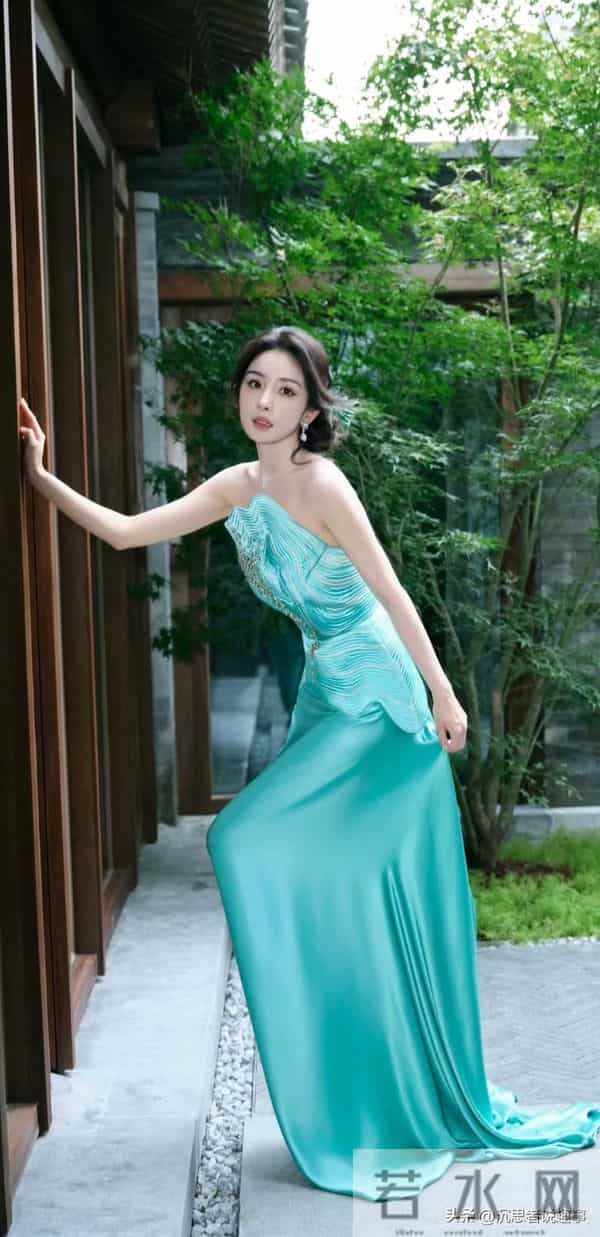 杨幂青裙衬肤白‖惊艳出场，优雅贵气美到挪不开眼