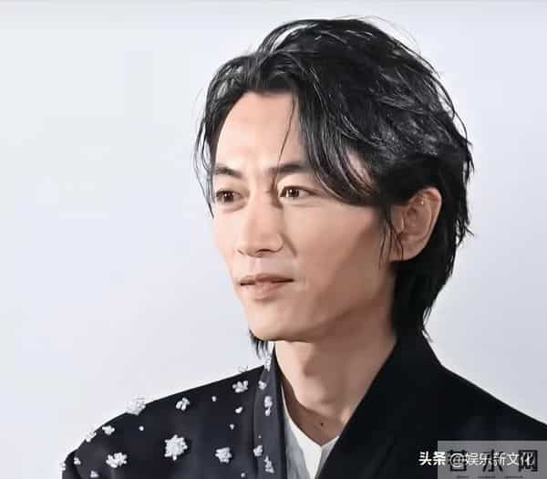 男人别太瘦！38岁陈晓现身活动，脸颊凹陷、眼纹密布不敢认！