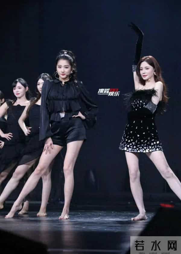 沈梦辰和关晓彤光脚跳舞,新鲜感十足!