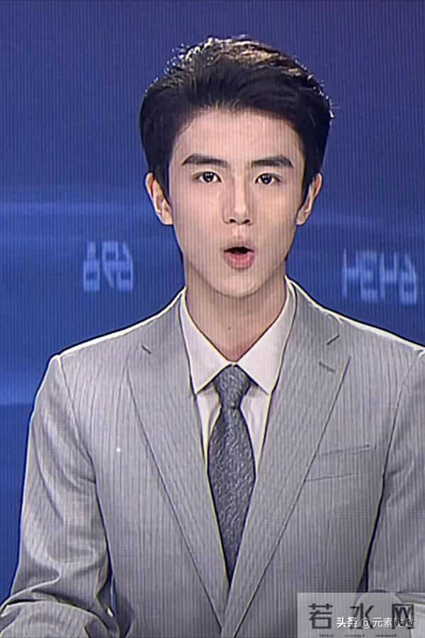 太帅了!河南卫视新闻男主播火了,仅20岁,网友:突然爱上看新闻