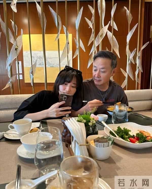 原来她是侯长荣的女儿，如今定居澳门，父女感情很好，且长得像妈