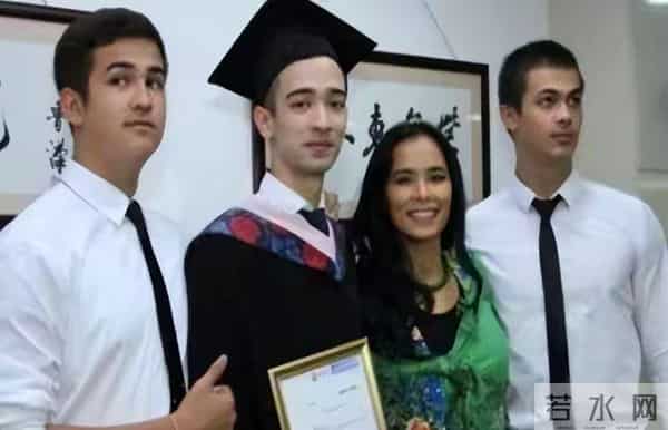 62岁韦唯现状：脊柱断裂已恢复前夫已死，两个混血儿子回国相伴