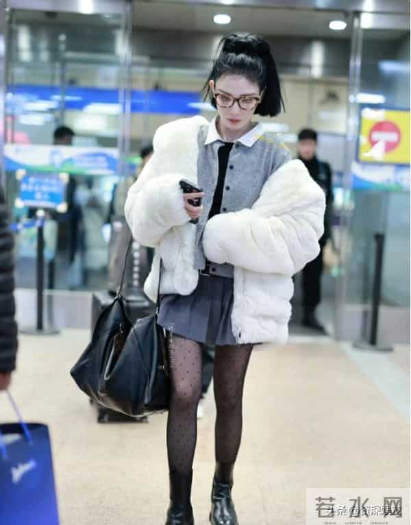彭小苒机场路透生图，机场变T台，黑丝太绝了