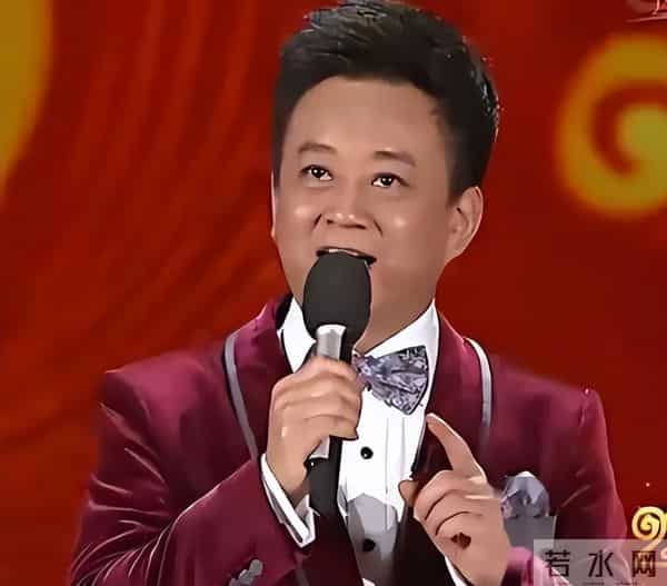 朱军带着很漂亮的老婆现身北大,四年冤屈过去,早已不再年轻