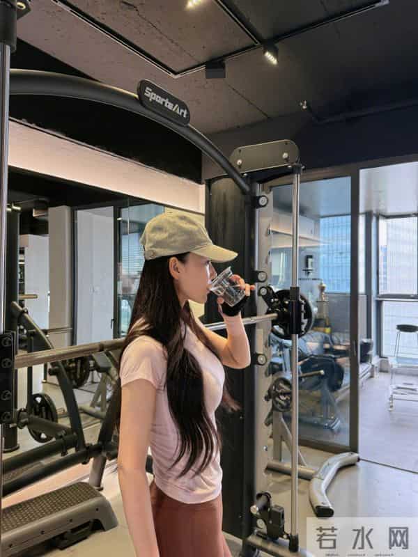 张馨予健身状态绝了，紧身衣勾勒好身材，素颜嫩到发光。