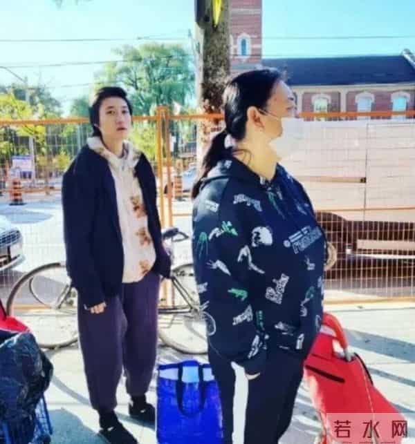 前亚洲小姐冠军和成龙的女儿终于回到香港，从事摆摊工作自食其力