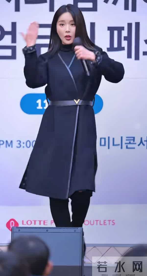 没有刘海的洪真英好成熟,好有韵味啊 配上开叉大衣賊性感賊有范