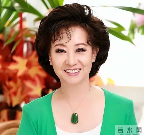 她是央视著名主持人,退休8年被央视返聘,今74岁被誉为最美姥姥
