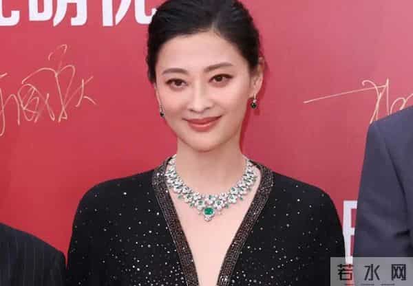 50岁梅婷再破“天花板”，这次，她让蒋欣和整个娱乐圈“沉默”了