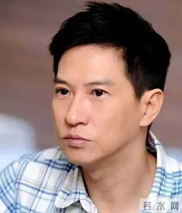 张家辉夫妇真老了!一起吃路边摊,61岁关咏荷脸上老年斑太抢镜