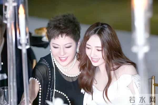 郭碧婷陪完老爸陪女儿！素颜脸瘦一圈好疲惫，5岁女儿赖地上不起