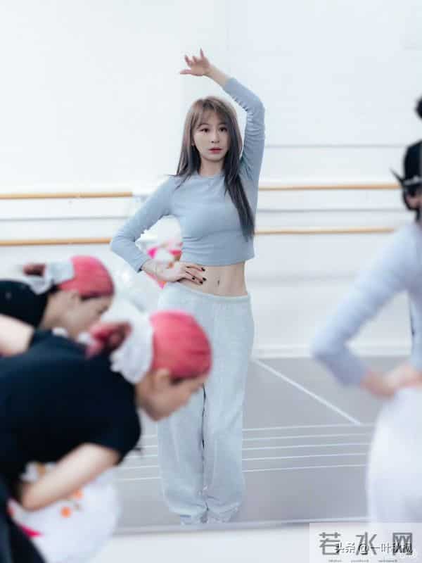 王心凌日常彩排照片流出,网友-注意力都被她的身材给吸引了