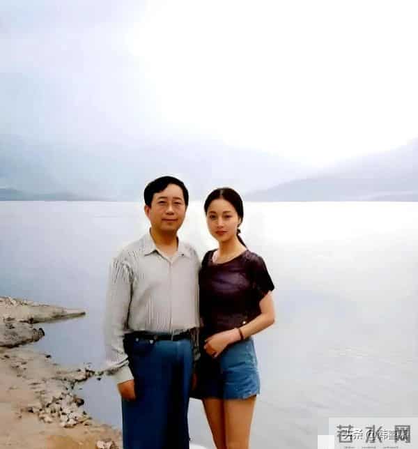 79岁余秋雨近况,和马兰回安徽,丁克多年没孩子,放弃舞台太可惜