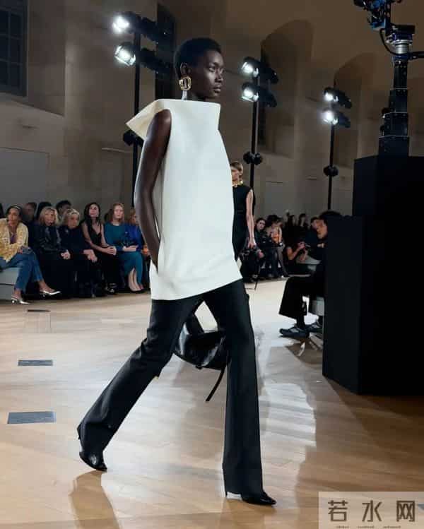 老钱风全面升级!“高净值穿搭”才是今秋顶流