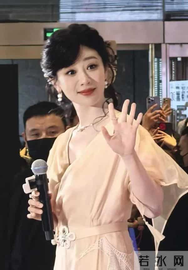 男粉齐喊老公现场失控,杨紫冷脸回应,她逆袭远不止变美这么简单