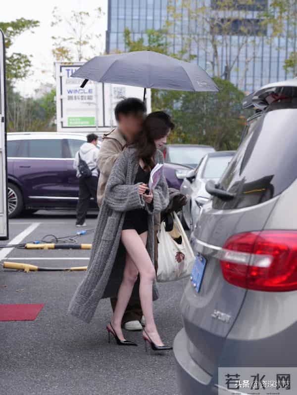 易梦玲最新路透！好纯欲的高跟鞋，脖子以下全是腿！