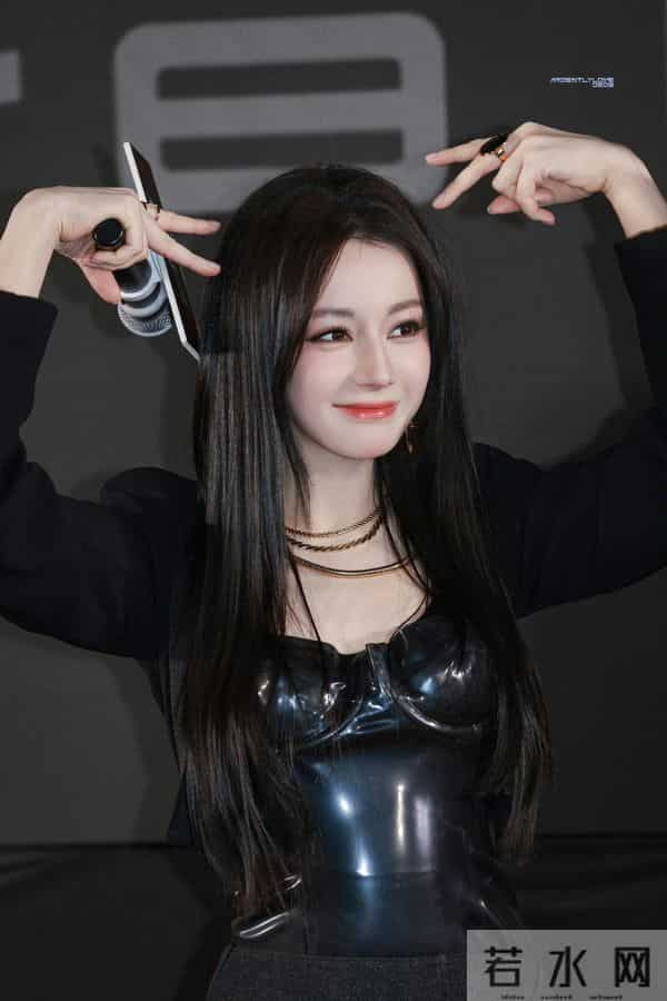 迪丽热巴今日线下活动皮衣内搭,这也太撩了,身材真棒