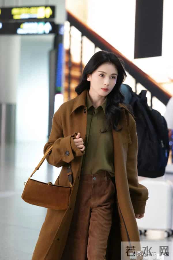 机场偶遇刘涛美拉德穿搭 47岁脸又小又白 走路带风 不穿秋裤又酷又飒