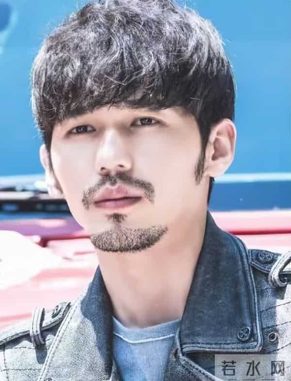 母亲是著名演员,父亲上亿家产,他却跑龙套10年,他到底怎么想的