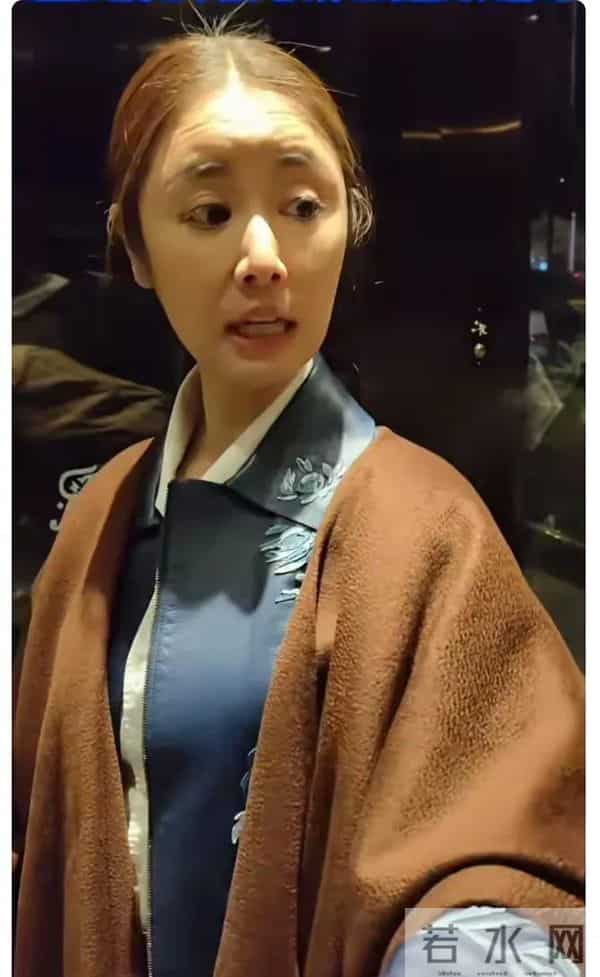 49岁林心如断崖式衰老,当年的紫薇格格也老了,脸变长 抬头纹好多