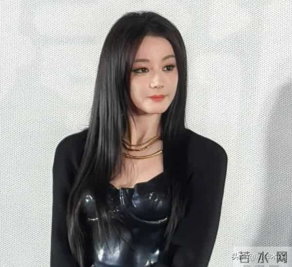 迪丽热巴最新露面状态差，脸部浮肿被质疑医美，浓妆难掩疲态