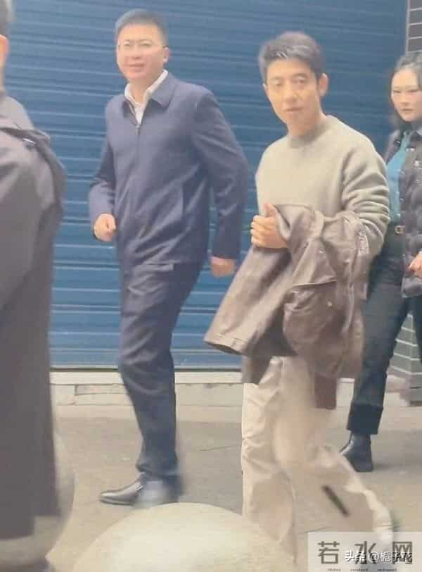 49岁撒贝宁在四川街头被偶遇，他身材保养很好，穿着朴素平易近人