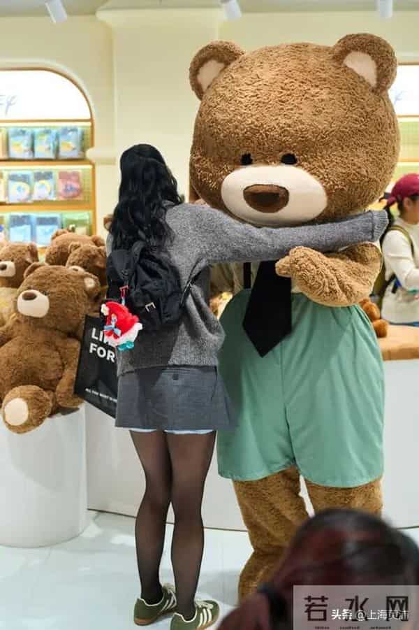 “水果姐”也逛南京路，现场买买买！ 网友：“上海太超前！逛街都能偶遇国际巨星”