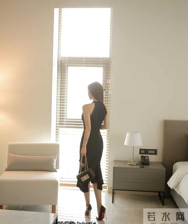 孙允珠『黑色光影玲珑缀花叶摆连衣裙』