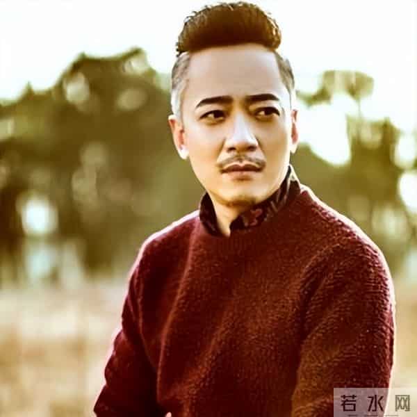 晚会前夕父母惨遭杀害，他含泪唱完退圈，18年后因毛宁重返舞台