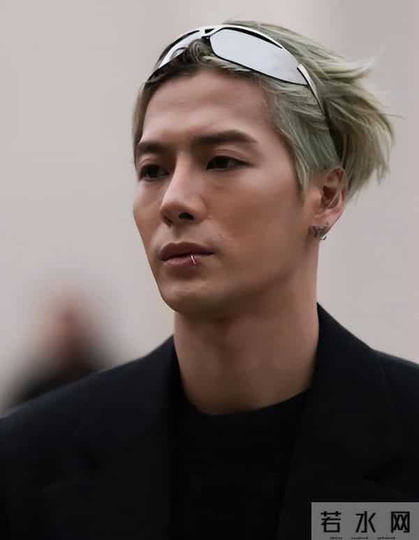 钱再多有什么用?31岁王嘉尔的现状,给所有男明星提了个醒