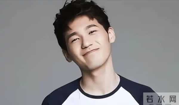 母亲是著名演员,父亲上亿家产,他却跑龙套10年,他到底怎么想的