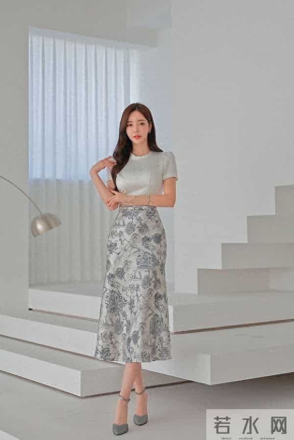 孙允珠——镀银月光亮白半袖铁青纹理裙