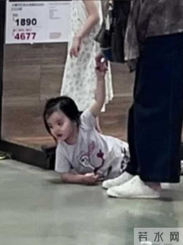 郭碧婷陪完老爸陪女儿！素颜脸瘦一圈好疲惫，5岁女儿赖地上不起