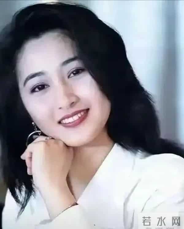 张家辉夫妇真老了!一起吃路边摊,61岁关咏荷脸上老年斑太抢镜