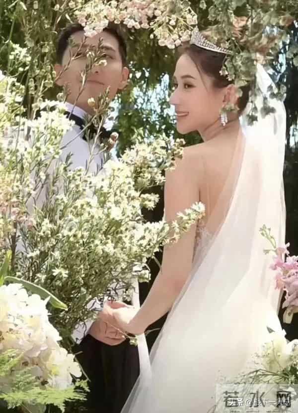 窦骁何超莲国外吃烛光晚餐 窦骁眼神黏在何超莲身上 看呆饭都忘记吃