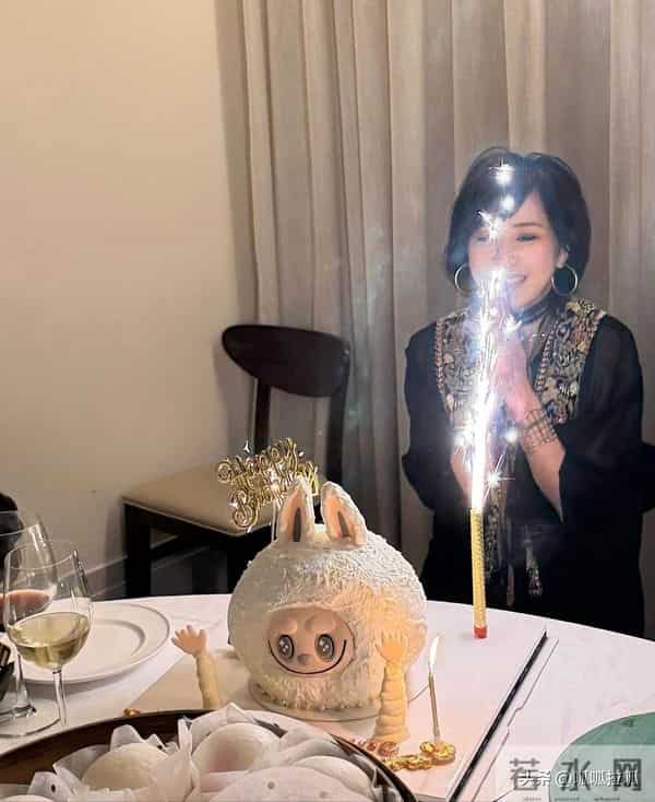 刘嘉玲提前办 60 大寿！圈内好友到访庆祝，Labubu蛋糕强势霸占C位