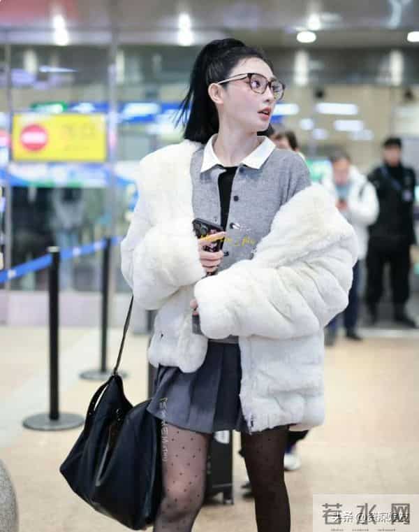 彭小苒机场路透生图，机场变T台，黑丝太绝了