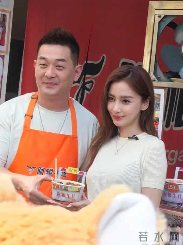 杨颖街边被偶遇,跷二郎腿做脚部美甲,环境简陋寒酸太接地气