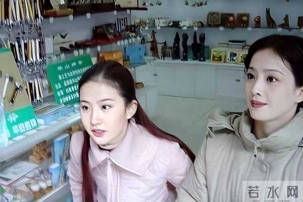 刘亦菲母亲刘晓莉:至今仍单身,身材傲人,长得比女儿还漂亮