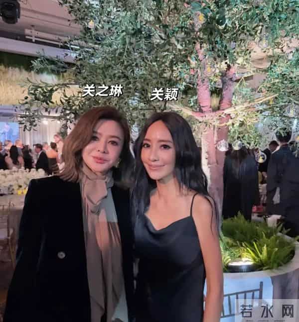 关之琳裹着丝巾和关颖同框,表情不大自然,邱淑贞和老公像两代人