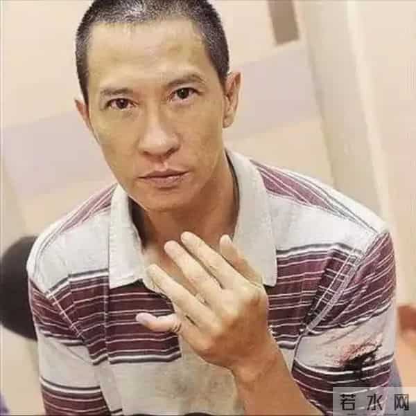 张家辉夫妇真老了!一起吃路边摊,61岁关咏荷脸上老年斑太抢镜