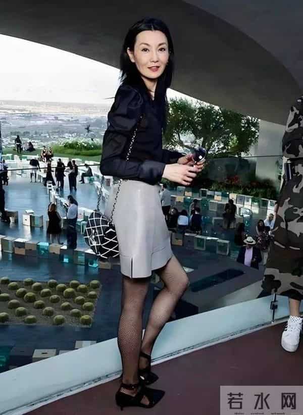 61岁张曼玉法国享受田园生活,开垦花园种果树,还亲自掏鸡蛋