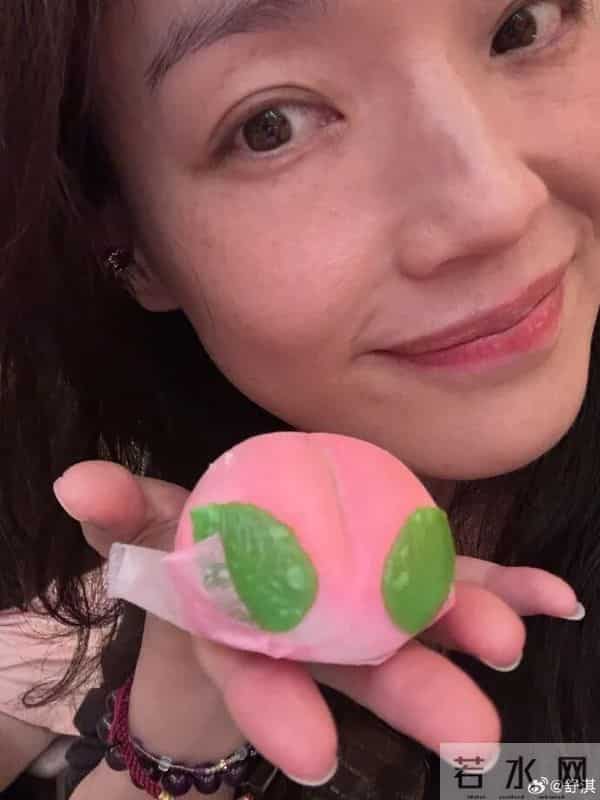 51岁冯德伦坦言接受领养小孩,结婚9年,舒淇称想要孩子未如愿,此前备孕一年失败