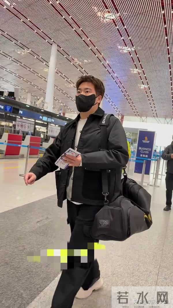 梁靖崑出发成都混团世界杯机场照,穿黑色中式棉服,发型帅酷有型