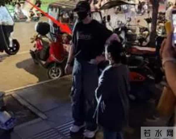 刘宇宁直播时被私生打电话