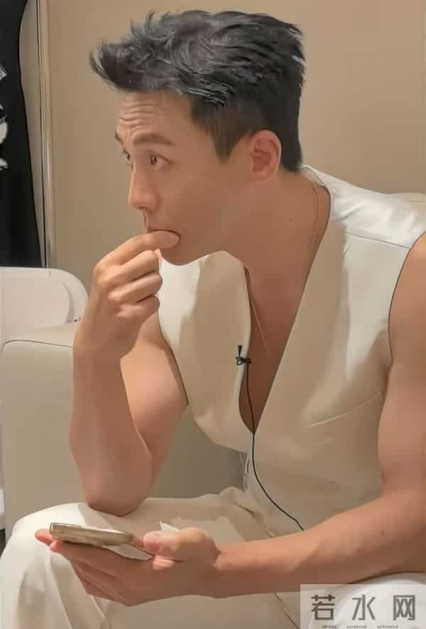 王灿晒老公健身帅照犯花痴，44岁杜淳大秀八块腹肌，man爆了