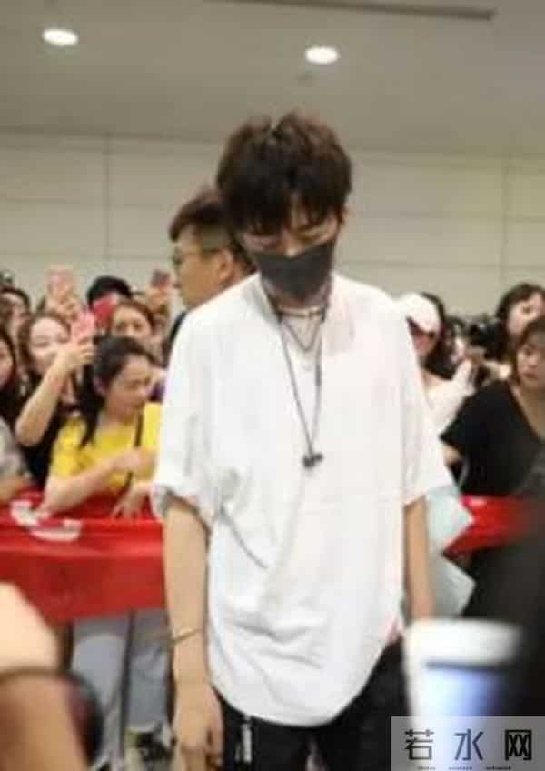 刘宇宁直播时被私生打电话