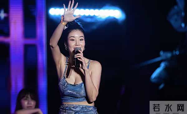 权恩妃 演唱会大秀身材